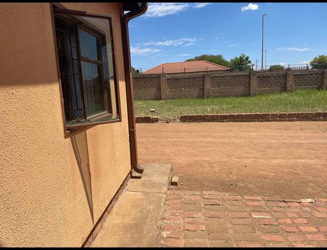 2 BEDROOM FREEHOLD FOR SALE IN MABOPANE  UNIT U